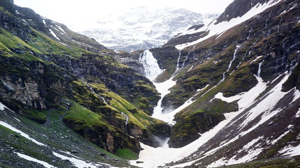 rupin waterfall in winters